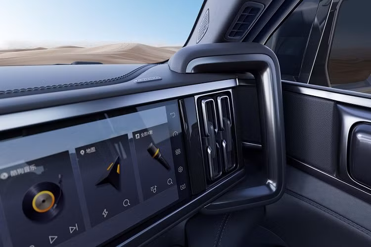 Ý tưởng thiết kế nội thất của Fang Cheng Bao Leopard 5 là "mắt xích", đại diện cho sự kết nối và độc đáo. Có thể thấy những chi tiết nội thất được thiết kế giống mắt xích như cửa gió điều hòa và bệ tì tay trên tapi cửa. Ở cụm điều khiển trung tâm, Fang Cheng Bao Leopard 5 sở hữu cần số có thể nâng lên, hạ xuống. Khi xe khởi động, cần số sẽ tự động nâng lên.