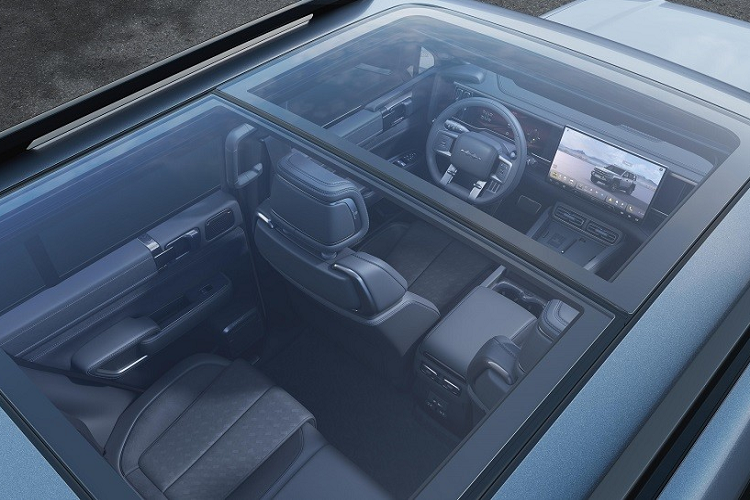 Được phát triển dựa trên khung gầm hình thang, Fang Cheng Bao Leopard 5 sở hữu kích thước dài x rộng x cao lần lượt 4.890 x 1.970 x 1.920 mm và chiều dài cơ sở 2.800 mm. Như vậy, mẫu xe này có kích thước tương đương với Toyota Land Cruiser Prado thế hệ mới. Không chỉ kích thước mà ngay cả thiết kế ngoại thất và màu sơn của mẫu ôtô Trung Quốc này cũng gợi liên tưởng đến Land Cruiser Prado 2024.