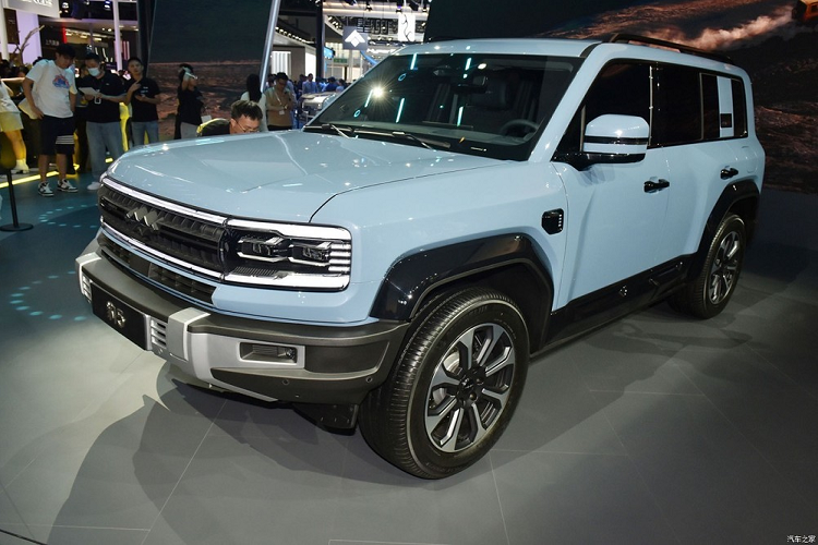 "Trái tim" của mẫu ô tô Trung Quốc này là hệ truyền động plug-in hybrid có tên Dual Mode Off-Road (DMO) của hãng BYD. Hệ truyền động này bao gồm máy xăng 4 xi-lanh, dung tích 1.5L và 2 mô-tơ điện, cho công suất tổng cộng 670 mã lực cùng mô-men xoắn cực đại 760 Nm.