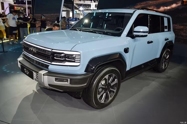 "Trái tim" của mẫu ô tô Trung Quốc này là hệ truyền động plug-in hybrid có tên Dual Mode Off-Road (DMO) của hãng BYD. Hệ truyền động này bao gồm máy xăng 4 xi-lanh, dung tích 1.5L và 2 mô-tơ điện, cho công suất tổng cộng 670 mã lực cùng mô-men xoắn cực đại 760 Nm.