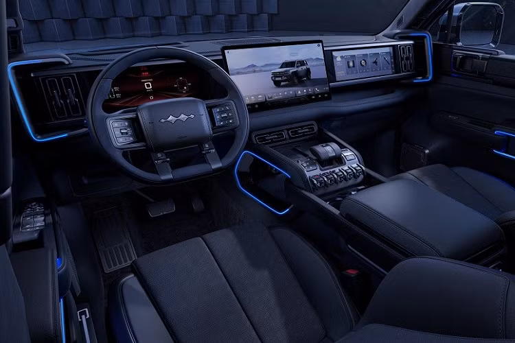 Ngoài ra, xe còn có hệ thống nước hoa tương tự những mẫu ô tô hạng sang của Mercedes-Benz hoặc BMW. Để người ngồi trong xe không có cảm giác nhàm chán, hãng BYD đã trang bị hệ thống đèn viền nhiều màu cho nội thất. Trong khi đó, cảm giác thoáng đãng của nội thất được đảm bảo bằng cửa sổ trời toàn cảnh có thể đóng/mở chỉnh điện.