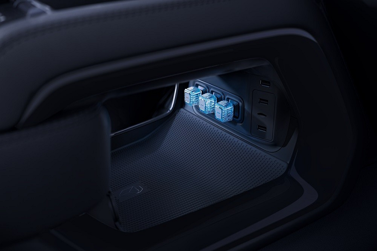 Bên dưới cụm điều khiển trung tâm là 3 núm xoay bằng pha lê hình vuông và trong suốt. Khóa vi sai trước và sau của xe được chỉnh bằng phím cơ học với thiết kế to bản để người lái có thể sử dụng dễ dàng ngay cả khi đeo găng tay vào mùa đông.