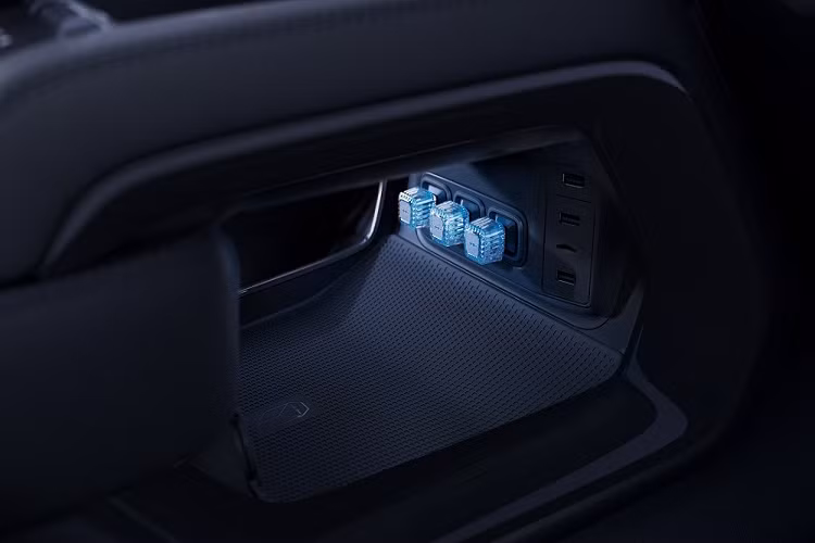 Bên dưới cụm điều khiển trung tâm là 3 núm xoay bằng pha lê hình vuông và trong suốt. Khóa vi sai trước và sau của xe được chỉnh bằng phím cơ học với thiết kế to bản để người lái có thể sử dụng dễ dàng ngay cả khi đeo găng tay vào mùa đông.