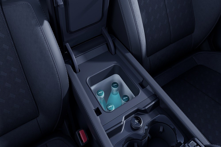 Trang bị đáng chú ý tiếp theo bên trong Fang Cheng Bao Leopard 5 là hệ thống âm thanh Devialet của thương hiệu đến từ Pháp. Xe có tổng cộng 18 loa, bao gồm cả loa tích hợp vào tựa đầu ghế lái. Bên dưới bệ tì tay trung tâm to bản của mẫu SUV được mệnh danh "Toyota Land Cruiser Prado của Trung Quốc" này là ngăn hâm nóng và làm mát đồ uống.