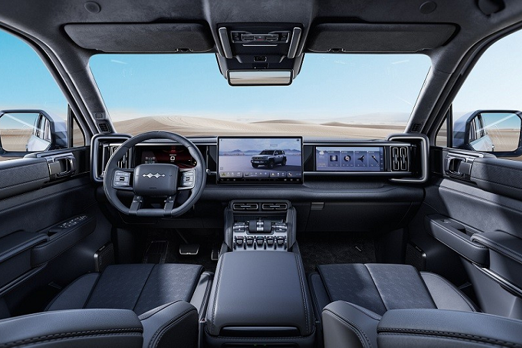 Đầu tiên là màn hình cảm ứng trung tâm 15,6 inch với độ nét cao 2,5K. Nằm sau vô lăng là bảng đồng hồ kỹ thuật số với màn hình 12,3 inch. Màn hình giải trí dành cho hành khách phía trước cũng có kích thước 12,3 inch. Đó là chưa kể đến màn hình hiển thị thông tin kính lái HUD 50 inch của xe.