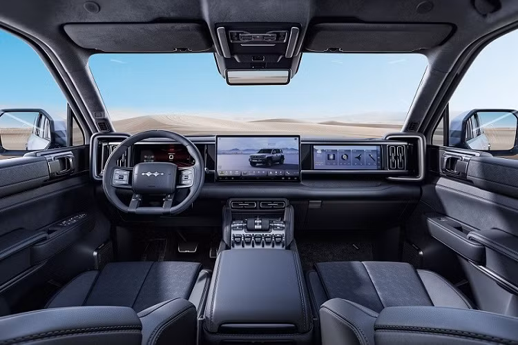 Đầu tiên là màn hình cảm ứng trung tâm 15,6 inch với độ nét cao 2,5K. Nằm sau vô lăng là bảng đồng hồ kỹ thuật số với màn hình 12,3 inch. Màn hình giải trí dành cho hành khách phía trước cũng có kích thước 12,3 inch. Đó là chưa kể đến màn hình hiển thị thông tin kính lái HUD 50 inch của xe.