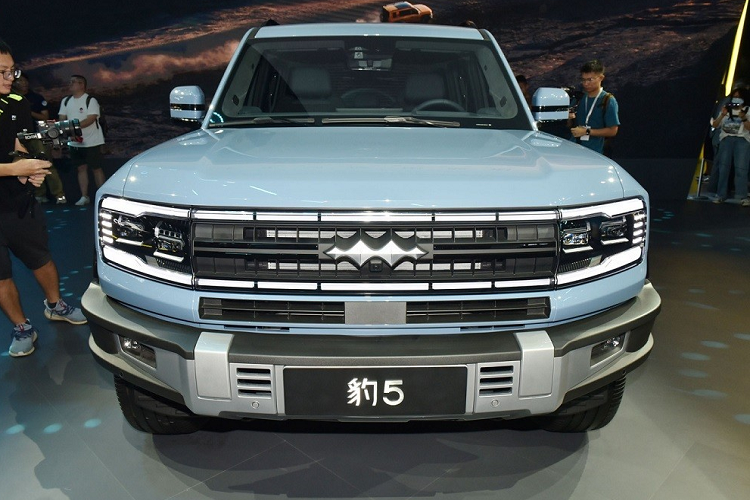 Bên cạnh đó là hệ dẫn động 4 bánh 4WD và 3 khóa vi sai khác nhau. Cụm pin BYD Blade với dung lượng 30 kWh nằm bên dưới sàn cho phép xe chạy 125 km mà không cần dùng động cơ xăng. Sau khi sạc đầy pin và đổ đầy bình xăng 80 lít, xe có thể chạy 1.200 km. Theo công bố của hãng, giá xe BYD Fang Cheng Bao Leopard 5 có mức dao động từ 300.000 - 400.000 Nhân dân tệ (khoảng 1 - 1,33 tỷ đồng).