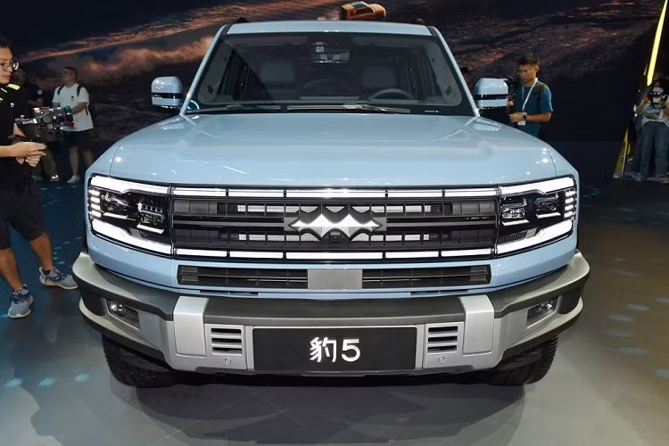 Bên cạnh đó là hệ dẫn động 4 bánh 4WD và 3 khóa vi sai khác nhau. Cụm pin BYD Blade với dung lượng 30 kWh nằm bên dưới sàn cho phép xe chạy 125 km mà không cần dùng động cơ xăng. Sau khi sạc đầy pin và đổ đầy bình xăng 80 lít, xe có thể chạy 1.200 km. Theo công bố của hãng, giá xe BYD Fang Cheng Bao Leopard 5 có mức dao động từ 300.000 - 400.000 Nhân dân tệ (khoảng 1 - 1,33 tỷ đồng).