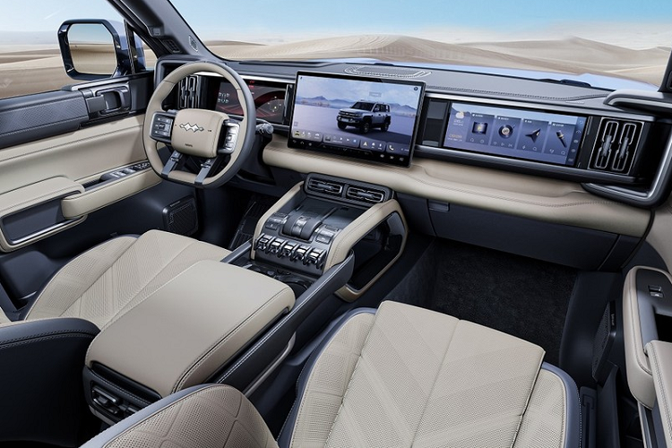 Được định vị trong phân khúc SUV hạng trung, Fang Cheng Bao Leopard 5 sở nội thất 2 hàng ghế với 5 chỗ ngồi. Tương tự ngoại thất, nội thất của mẫu xe này cũng được thiết kế theo phong cách khỏe khoắn và đậm chất việt dã. Bên trong xe, Fang Cheng Bao Leopard 5 có tổng cộng 3 màn hình cỡ lớn.