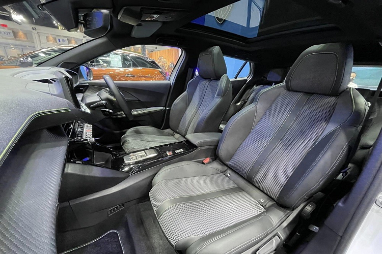 Các tính năng an toàn của Peugeot e-2008 2023 cũng khá đầy đủ với hệ thống cân bằng điện tử, cảnh báo điểm mù, cảnh báo tiền va chạm, cảnh báo khi người lái mất tập trung, cảnh báo lệch làn đường, hỗ trợ giữ làn đường, hệ thống kiểm soát hành trình, nhận biết biển báo giao thông, nhận biết biển báo giới hạn tốc độ, camera lùi, cảm biến đỗ xe trước/sau, hỗ trợ đỗ xe và 6 túi khí.