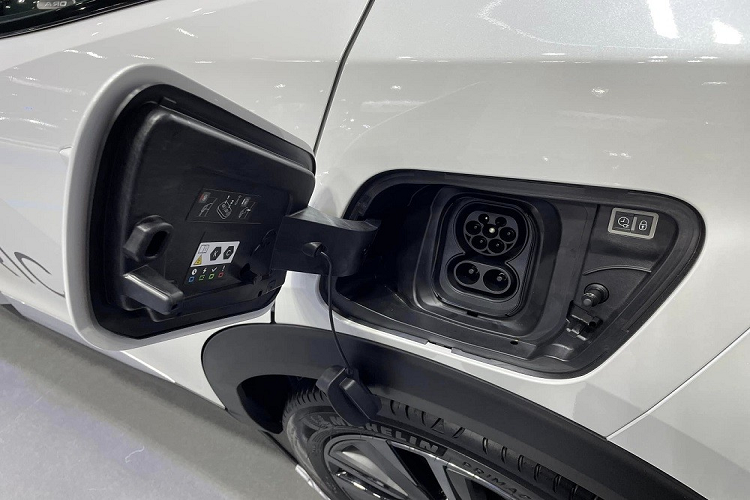 Nếu nhìn bên ngoài, Peugeot e-2008 2023 trông khá giống phiên bản dùng động cơ xăng thông thường. Tất nhiên, xe cũng đã được thay đổi ở một số chi tiết cho phù hợp như lưới tản nhiệt đóng kín... Ngoài ra, Peugeot e-2008 2023 còn được trang bị vành la-zăng khác biệt so với 2008 tiêu chuẩn. Vành của mẫu SUV thuần điện cỡ B này có đường kính 18 inch với thiết kế đa chấu và phối 2 màu.