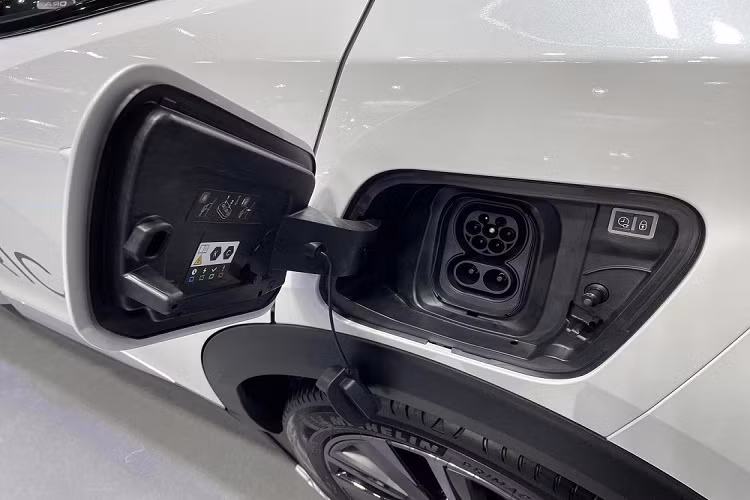 Nếu nhìn bên ngoài, Peugeot e-2008 2023 trông khá giống phiên bản dùng động cơ xăng thông thường. Tất nhiên, xe cũng đã được thay đổi ở một số chi tiết cho phù hợp như lưới tản nhiệt đóng kín... Ngoài ra, Peugeot e-2008 2023 còn được trang bị vành la-zăng khác biệt so với 2008 tiêu chuẩn. Vành của mẫu SUV thuần điện cỡ B này có đường kính 18 inch với thiết kế đa chấu và phối 2 màu.