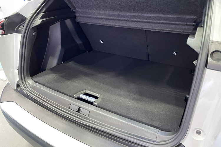 Peugeot e-2008 2023 tại Thái Lan là xe nhập khẩu nguyên chiếc. Hiện chưa rõ mẫu SUV thuần điện này có được đưa về Việt Nam phân phối hay không.