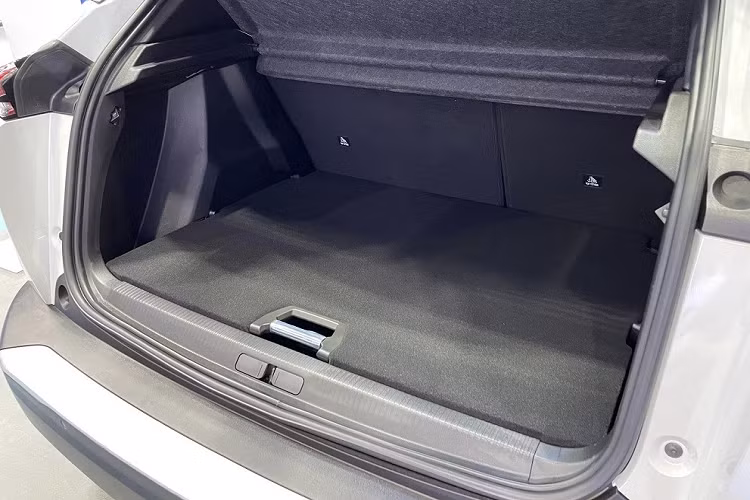 Peugeot e-2008 2023 tại Thái Lan là xe nhập khẩu nguyên chiếc. Hiện chưa rõ mẫu SUV thuần điện này có được đưa về Việt Nam phân phối hay không.