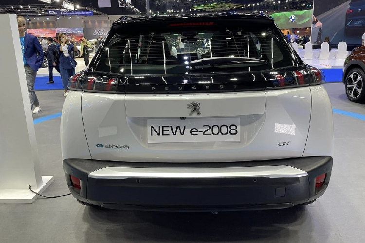 Peugeot e-2008 2023 được trang bị 1 mô-tơ điện với công suất tối đa 136 mã lực tại tua máy 10.000 vòng/phút và mô-men xoắn cực đại 260 Nm tại tua máy 300 vòng/phút. Bên cạnh đó là pin 50 kWh, mang đến quãng đường di chuyển 340 km theo chu trình thử nghiệm WLTP cho xe. Thời gian sạc pin từ 10% lên 80% bằng bộ sạc nhanh 100 kW là 30 phút.