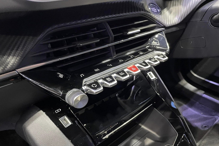 Chưa hết, mẫu SUV thuần điện này còn có ốp giả sợi carbon trên mặt táp-lô và tapi cửa, ghế bọc da pha nỉ, cụm điều khiển trung tâm màu đen bóng, chìa khóa thông minh, khởi động nút bấm, cửa sổ trời cũng như phanh tay điện tử. 