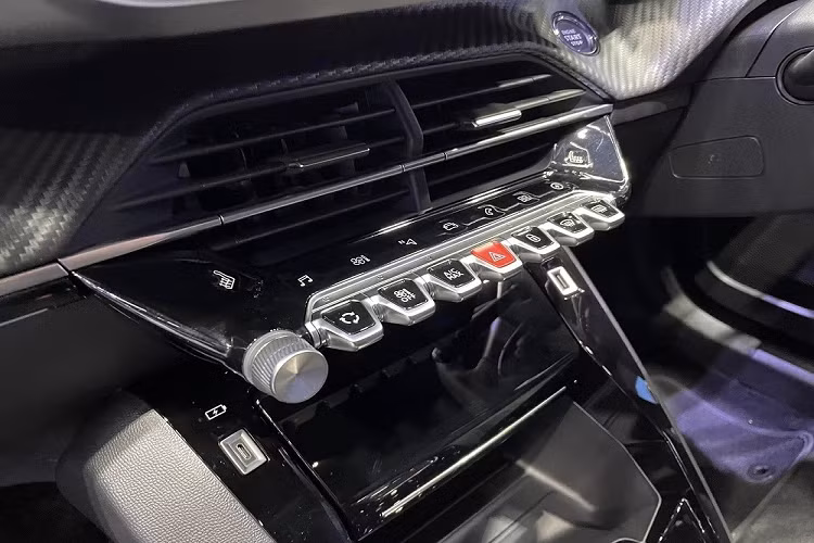 Chưa hết, mẫu SUV thuần điện này còn có ốp giả sợi carbon trên mặt táp-lô và tapi cửa, ghế bọc da pha nỉ, cụm điều khiển trung tâm màu đen bóng, chìa khóa thông minh, khởi động nút bấm, cửa sổ trời cũng như phanh tay điện tử. 