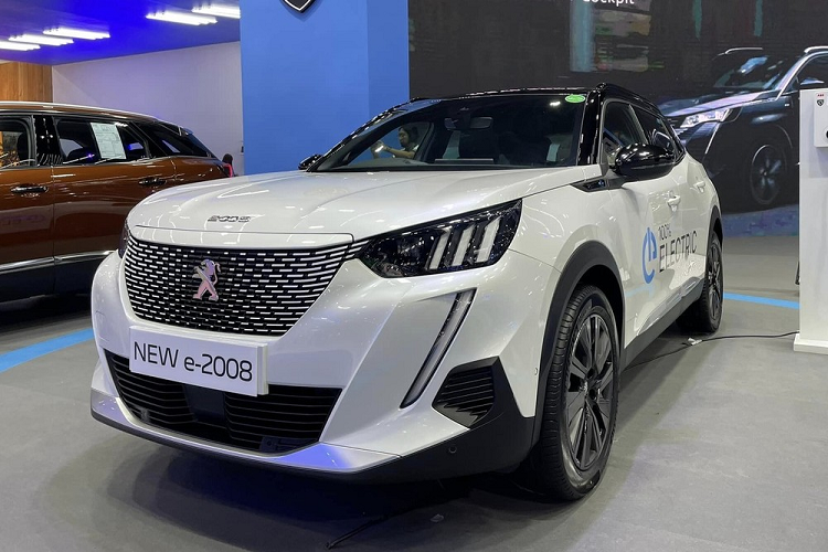 Được phát triển dựa trên cơ sở gầm bệ của 2008, Peugeot e-2008 2023 chạy điện có kích thước ngang ngửa VinFast VF e34. Cụ thể, mẫu xe đến từ Pháp sở hữu chiều dài 4.300 mm, chiều rộng 1.770 mm, chiều cao 1.530 mm và chiều dài cơ sở 2.605 mm.