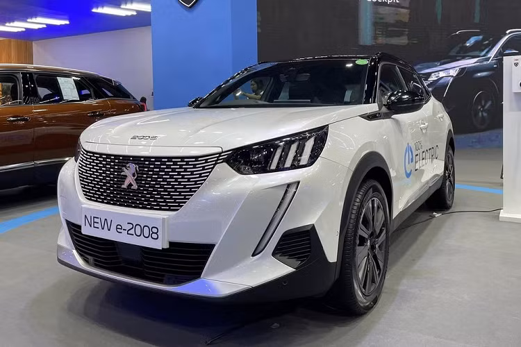 Được phát triển dựa trên cơ sở gầm bệ của 2008, Peugeot e-2008 2023 chạy điện có kích thước ngang ngửa VinFast VF e34. Cụ thể, mẫu xe đến từ Pháp sở hữu chiều dài 4.300 mm, chiều rộng 1.770 mm, chiều cao 1.530 mm và chiều dài cơ sở 2.605 mm.