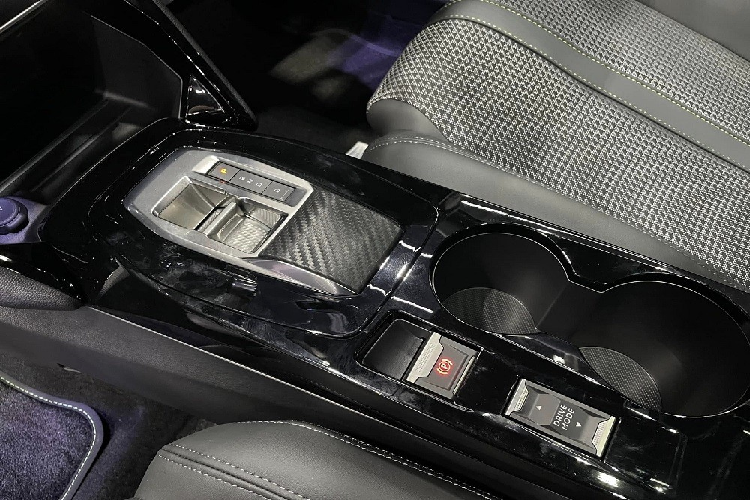 Tuy nhiên, hàng ghế sau của xe chỉ có 2 cổng USB và không có cửa gió điều hòa.