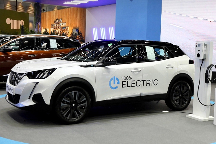 Tại Bangkok International Motor Show (BIMS) 2023 diễn ra tại Thái Lan, Peugeot không chỉ giới thiệu mẫu xe plug-in hybrid 408 thế hệ mới mà còn ra mắt cả SUV thuần điện e-2008. Đúng như tên gọi, Peugeot e-2008 2023 mới là phiên bản thuần điện của mẫu SUV cỡ B quen thuộc 2008.