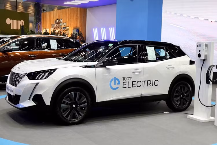 Tại Bangkok International Motor Show (BIMS) 2023 diễn ra tại Thái Lan, Peugeot không chỉ giới thiệu mẫu xe plug-in hybrid 408 thế hệ mới mà còn ra mắt cả SUV thuần điện e-2008. Đúng như tên gọi, Peugeot e-2008 2023 mới là phiên bản thuần điện của mẫu SUV cỡ B quen thuộc 2008.