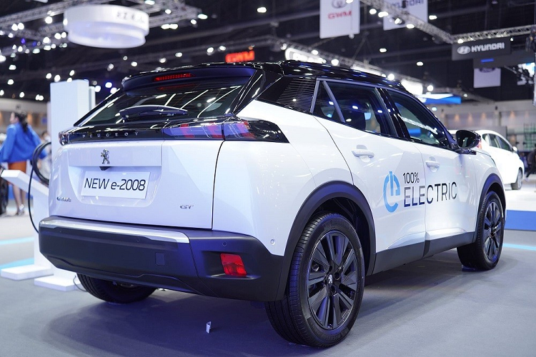 Tại thị trường Thái Lan, mức giá xe Peugeot e-2008 2023 lên đến 2,49 triệu Baht (khoảng 1,718 tỷ đồng). Giá bán này được cho là khá cao, thậm chí gấp đôi VinFast VF e34 đang bán tại Việt Nam. Giá niêm yết của VinFast VF e34 tại Việt Nam là 710 triệu đồng nếu không kèm pin và 900 triệu đồng nếu mua đứt pin.