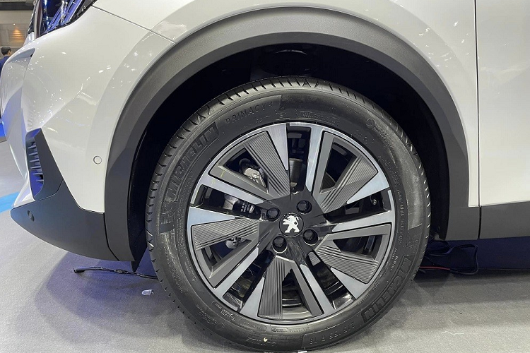 Những trang bị ngoại thất đáng chú ý khác của Peugeot e-2008 2023 ở thị trường Thái Lan bao gồm đèn pha LED, dải đèn LED định vị ban ngày, đèn hậu LED và cần gạt nước tự động. Bên trong Peugeot e-2008 2023 là không gian nội thất 5 chỗ ngồi như bản thường.