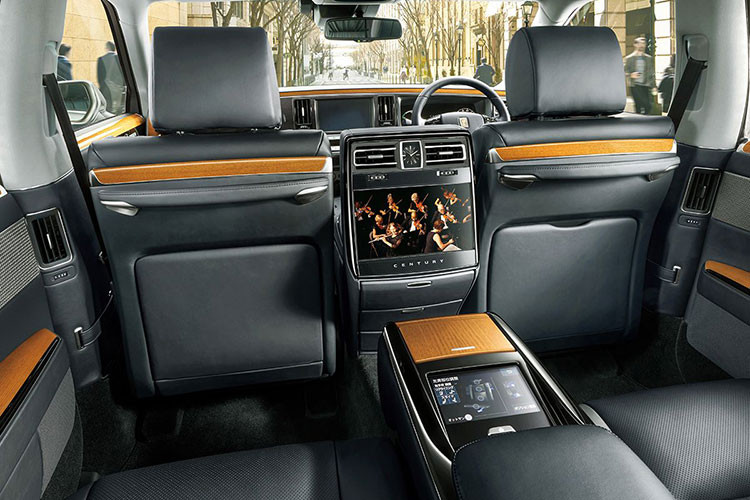 Toyota Century SUV được đồn là sẽ dùng hệ truyền động hybrid, bao gồm máy xăng V6, dung tích 3.5L và 2 mô-tơ điện. Động cơ xăng tạo ra công suất tối đa khoảng 300 mã lực và mô-men xoắn cực đại 363 Nm. Công suất tối đa của mô-tơ điện nằm trên cầu trước và cầu sau đều là 80 mã lực.