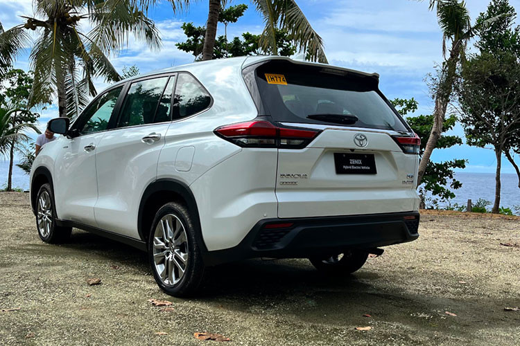 Gương của mẫu xe MPV Toyota Zenix 2023 gập chỉnh điện được trang bị cho mọi phiên bản. Đằng sau xe xuất hiện cụm đèn hậu LED kết hợp Halogen với thiết kế nằm ngang gọn gàng. Bên dưới là cản sau màu đen, tích hợp 2 đèn phản quang.