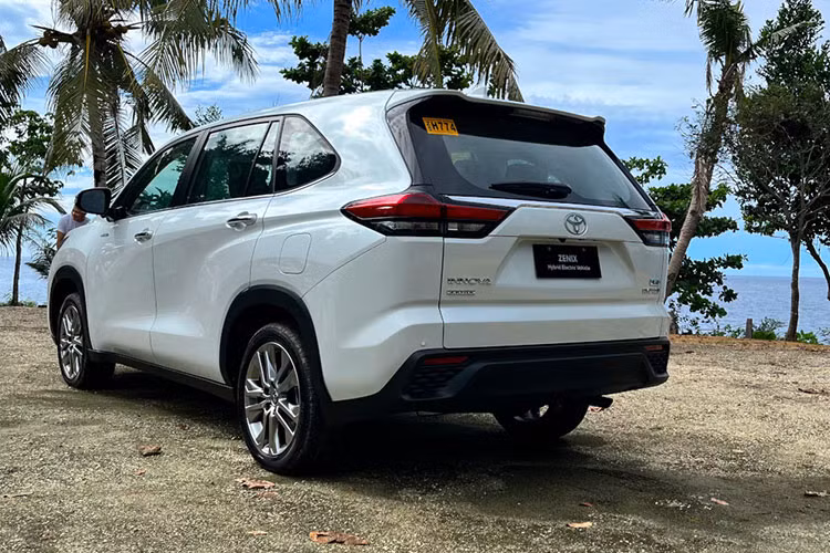 Gương của mẫu xe MPV Toyota Zenix 2023 gập chỉnh điện được trang bị cho mọi phiên bản. Đằng sau xe xuất hiện cụm đèn hậu LED kết hợp Halogen với thiết kế nằm ngang gọn gàng. Bên dưới là cản sau màu đen, tích hợp 2 đèn phản quang.