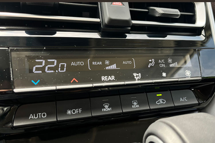 Nằm bên dưới nắp ca-pô của Toyota Zenix 2023 ở Philippines vẫn là 2 tùy chọn động cơ như xe dành cho các thị trường khác. Đầu tiên là động cơ xăng 4 xi-lanh, dung tích 2.0L với công suất tối đa 176 mã lực và mô-men xoắn cực đại 205 Nm. Động cơ đi kèm với hộp số biến thiên vô cấp CVT và hệ dẫn động cầu trước.