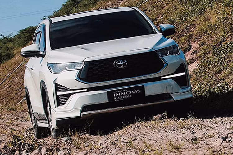 Cũng như công thức được áp dụng cho các thị trường khác, Toyota Innova thế hệ cũ sẽ tiếp tục được bán song song với xe đời mới. Tuy nhiên, Toyota Innova mới sẽ được nhập khẩu nguyên chiếc từ Indonesia trong khi xe đời cũ được lắp ráp trong nước.