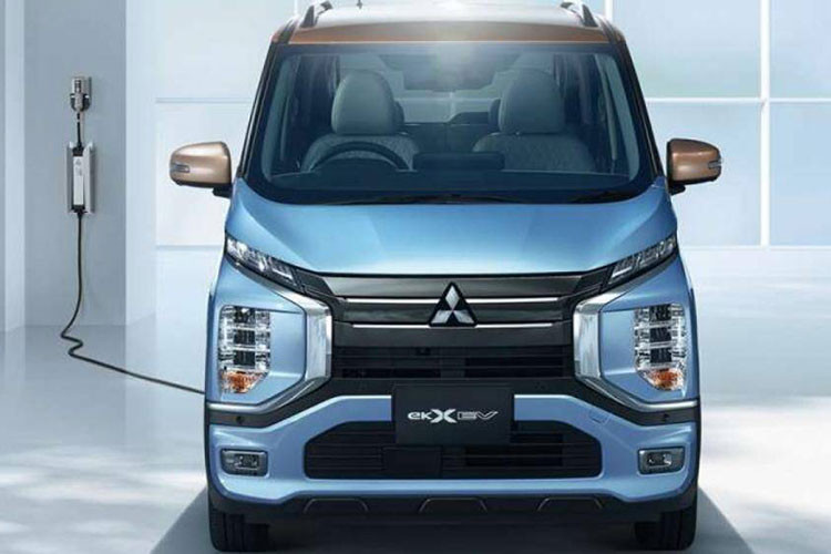 Bên cạnh đó là hệ thống đèn 2 tầng trên đầu xe, giống với Mitsubishi Xpander đời cũ. Tầng trên là dải đèn LED định vị ban ngày mỏng hẹp và tầng dưới là cụm đèn pha nằm dọc. Ngoài ra, xe còn có cản trước đi kèm đèn sương mù và tấm ốp giả bên dưới.