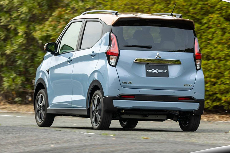 Ở khu vực bên sườn, Mitsubishi eK X EV gây ấn tượng bằng đường dập gân kéo dài từ chắn bùn trước đến đèn hậu và bộ vành hợp kim 15 inch với thiết kế 5 chấu kép, phay xước 2 màu. Tiếp đến là logo "EV" ở chắn bùn trước, nóc sơn màu khác biệt với thân xe và baga nóc.