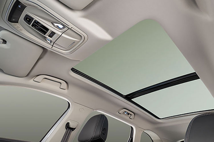 Trang bị nội thất của Haval H6 ở Thái Lan cũng khá đầy đủ với vô lăng bọc da đa chức năng, bảng đồng hồ kỹ thuật số 10 inch, màn hình cảm ứng trung tâm 12 inch, hệ thống định vị, điều hòa tự động với bộ lọc không khí, cửa gio điều hòa cho hàng ghế sau, hệ thống đèn viền Ambient Light, gương chiếu hậu chống chói tự động, kết nối WiFi, hệ thống âm thanh 8 loa, điều khiển bằng giọng nói và màn hình hiển thị thông tin kính lái HUD.