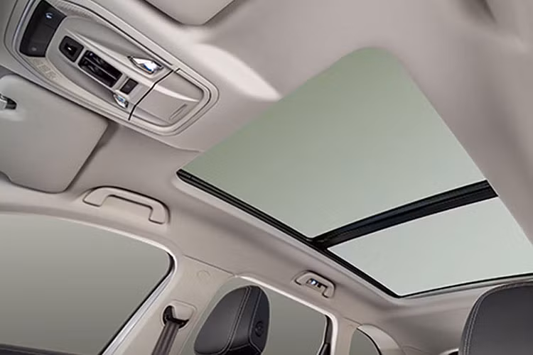 Trang bị nội thất của Haval H6 ở Thái Lan cũng khá đầy đủ với vô lăng bọc da đa chức năng, bảng đồng hồ kỹ thuật số 10 inch, màn hình cảm ứng trung tâm 12 inch, hệ thống định vị, điều hòa tự động với bộ lọc không khí, cửa gio điều hòa cho hàng ghế sau, hệ thống đèn viền Ambient Light, gương chiếu hậu chống chói tự động, kết nối WiFi, hệ thống âm thanh 8 loa, điều khiển bằng giọng nói và màn hình hiển thị thông tin kính lái HUD.