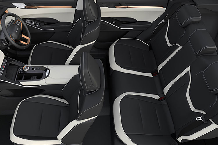 Tiếp đến là ghế lái chỉnh điện 6 hướng, ghế phụ lái chỉnh điện 4 hướng, ghế sau gập 60:40, làm mát ghế, cổng USB cho hàng ghế sau, khởi động nút bấm, sạc điện thoại không dây, phanh tay điện tử và tự động giữ phanh tạm thời. Đúng truyền thống của xe Trung Quốc, Haval H6 cũng thu hút người dùng bằng trang bị an toàn "nhiều như mây".