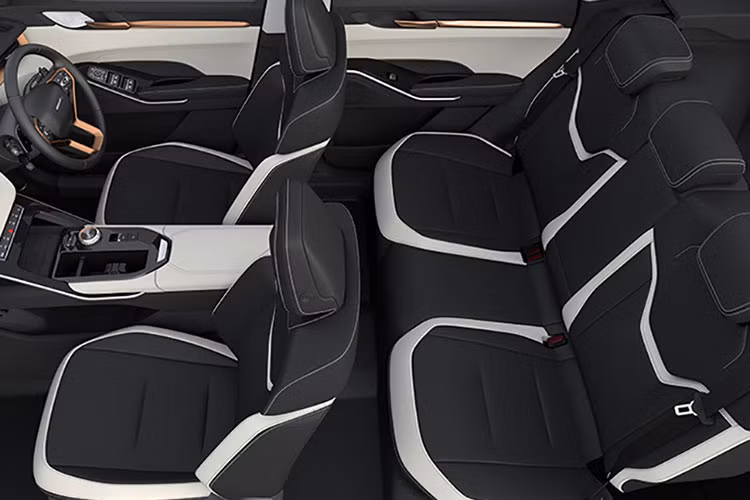 Tiếp đến là ghế lái chỉnh điện 6 hướng, ghế phụ lái chỉnh điện 4 hướng, ghế sau gập 60:40, làm mát ghế, cổng USB cho hàng ghế sau, khởi động nút bấm, sạc điện thoại không dây, phanh tay điện tử và tự động giữ phanh tạm thời. Đúng truyền thống của xe Trung Quốc, Haval H6 cũng thu hút người dùng bằng trang bị an toàn "nhiều như mây".