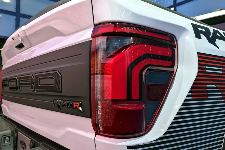 Bên cạnh đó, F-150 Raptor R 2024 còn có nắp ca-pô mới thể thao hơn, bộ lốp địa hình 37 inch, cản trước được gia cố thêm, bộ giảm xóc Fox Dual Live Valve được cải tiến cho khả năng kiểm soát tốt hơn với lò xo 24 inch.