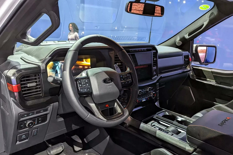 Thông số công suất mới thể hiện sự vượt trội so với mức 710 mã lực (522 kW) của F-150 Raptor R đời cũ 2023, đồng thời chính thức vượt qua con số 712 mã lực (523 kW) của đối thủ RAM TRX.