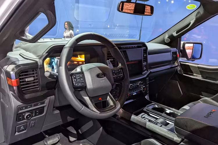 Thông số công suất mới thể hiện sự vượt trội so với mức 710 mã lực (522 kW) của F-150 Raptor R đời cũ 2023, đồng thời chính thức vượt qua con số 712 mã lực (523 kW) của đối thủ RAM TRX.