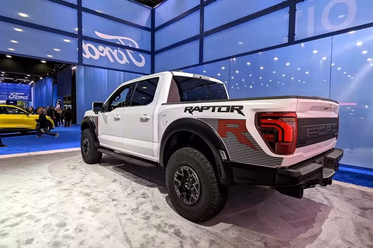 Tăng tỷ lệ thuận với hiệu năng là mức giá xe F-150 Raptor 2024. Phiên bản tiêu chuẩn có giá khởi điểm từ 79.975 USD (1,946 tỷ đồng) trong khi bản Raptor R với động cơ V8 có giá khởi điểm 111.550 USD (2,715 tỷ đồng).