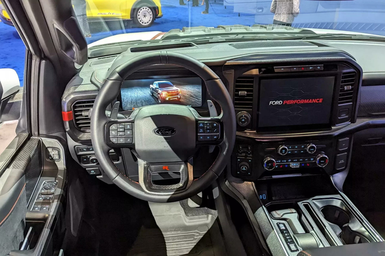 Cách đây 14 năm, chiếc F-150 Raptor đầu tiên chỉ đạt công suất 314 mã lực (231 kW) với động cơ V8 5.4L hoặc 417 mã lực (306 kW) bằng động cơ V8 6.2L.