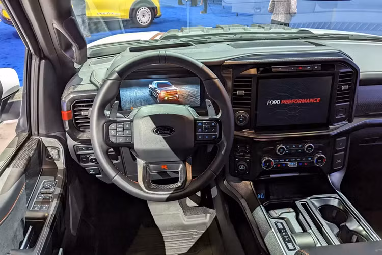 Cách đây 14 năm, chiếc F-150 Raptor đầu tiên chỉ đạt công suất 314 mã lực (231 kW) với động cơ V8 5.4L hoặc 417 mã lực (306 kW) bằng động cơ V8 6.2L.