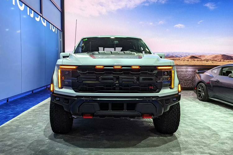 Theo đó, mẫu siêu bán tải Ford F-150 Raptor R 2024 có thể đạt tới mức công suất lên đến 730 mã lực (537 kW) và mô-men xoắn cực đại chạm ngưỡng 868 Nm. Được biết, các kỹ sư Ford chỉ điều chỉnh lại đường nạp khí cho động cơ V8 siêu nạp 5.2L của xe nhằm tăng cường hiệu quả hoạt động.