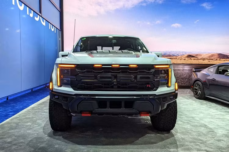 Theo đó, mẫu siêu bán tải Ford F-150 Raptor R 2024 có thể đạt tới mức công suất lên đến 730 mã lực (537 kW) và mô-men xoắn cực đại chạm ngưỡng 868 Nm. Được biết, các kỹ sư Ford chỉ điều chỉnh lại đường nạp khí cho động cơ V8 siêu nạp 5.2L của xe nhằm tăng cường hiệu quả hoạt động.