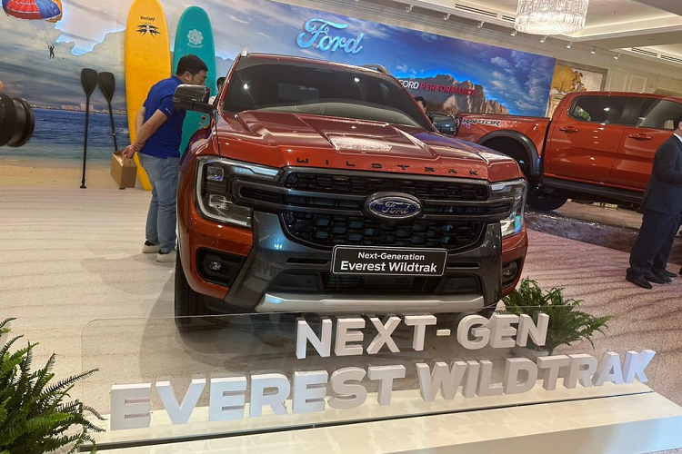 Kể từ ngày 1/4/2023, dòng xe Ford Everest tại Việt Nam đã được điều chỉnh giá bán. Theo đó, giá bán của dòng xe này ở 3 bản Sport, Titanium và Titanium+ tăng từ 12 - 16 triệu đồng. Giá bán mới của dòng xe Ford Everest 2023 ở 3 bản Sport, Titanium và Titanium+ hiện dao động từ 1,178 - 1,475 tỷ đồng.