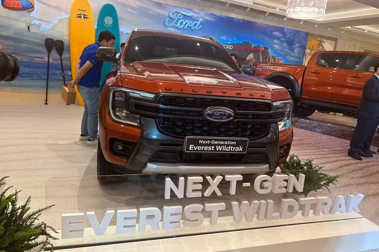 Kể từ ngày 1/4/2023, dòng xe Ford Everest tại Việt Nam đã được điều chỉnh giá bán. Theo đó, giá bán của dòng xe này ở 3 bản Sport, Titanium và Titanium+ tăng từ 12 - 16 triệu đồng. Giá bán mới của dòng xe Ford Everest 2023 ở 3 bản Sport, Titanium và Titanium+ hiện dao động từ 1,178 - 1,475 tỷ đồng.