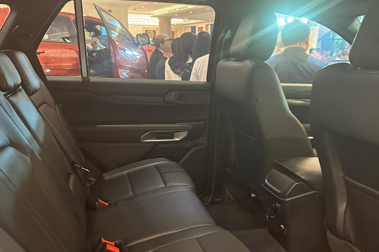 Trong khi đó, trang bị an toàn của xe cũng đầy đủ với hệ thống hỗ trợ đỗ xe tự động 2.0; hệ thống cảnh báo điểm mù với tính năng cảnh báo phương tiện cắt ngang và hỗ trợ phanh xe; hệ thống kiểm soát hành trình thích ứng với tính năng dừng và đi và giữ làn đường; cảnh báo lệch làn đường; camera 360 độ và đèn pha LED ma trận tiêu chuẩn, có tính năng chống chói cho các phương tiện đi ngược chiều.